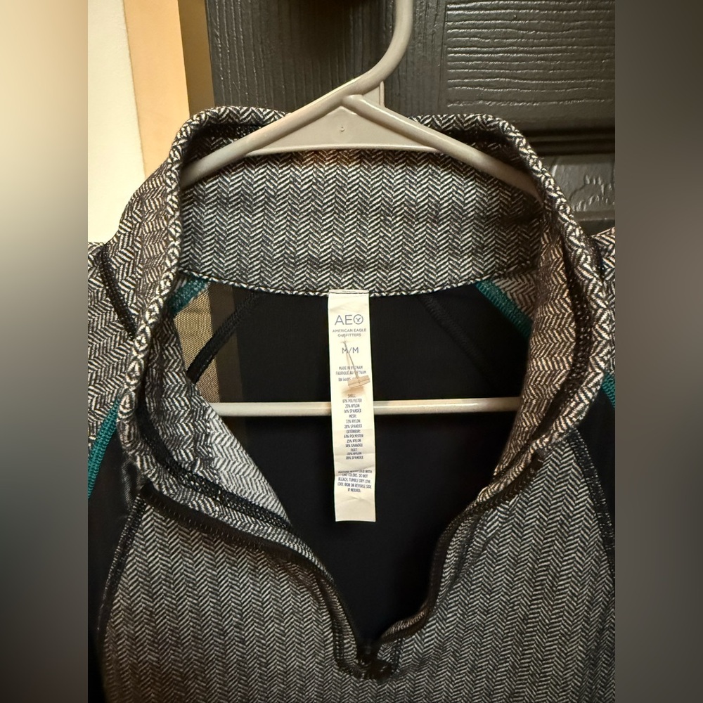 American Eagle Long Sleeve Athletic Top - Picture 3 of 7